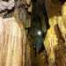 Avanziamo quindi con cautela, fiancheggiando stretti incavi nella roccia e grosse stalagmiti, mentre veniamo sovrastati da cortine e stalattiti